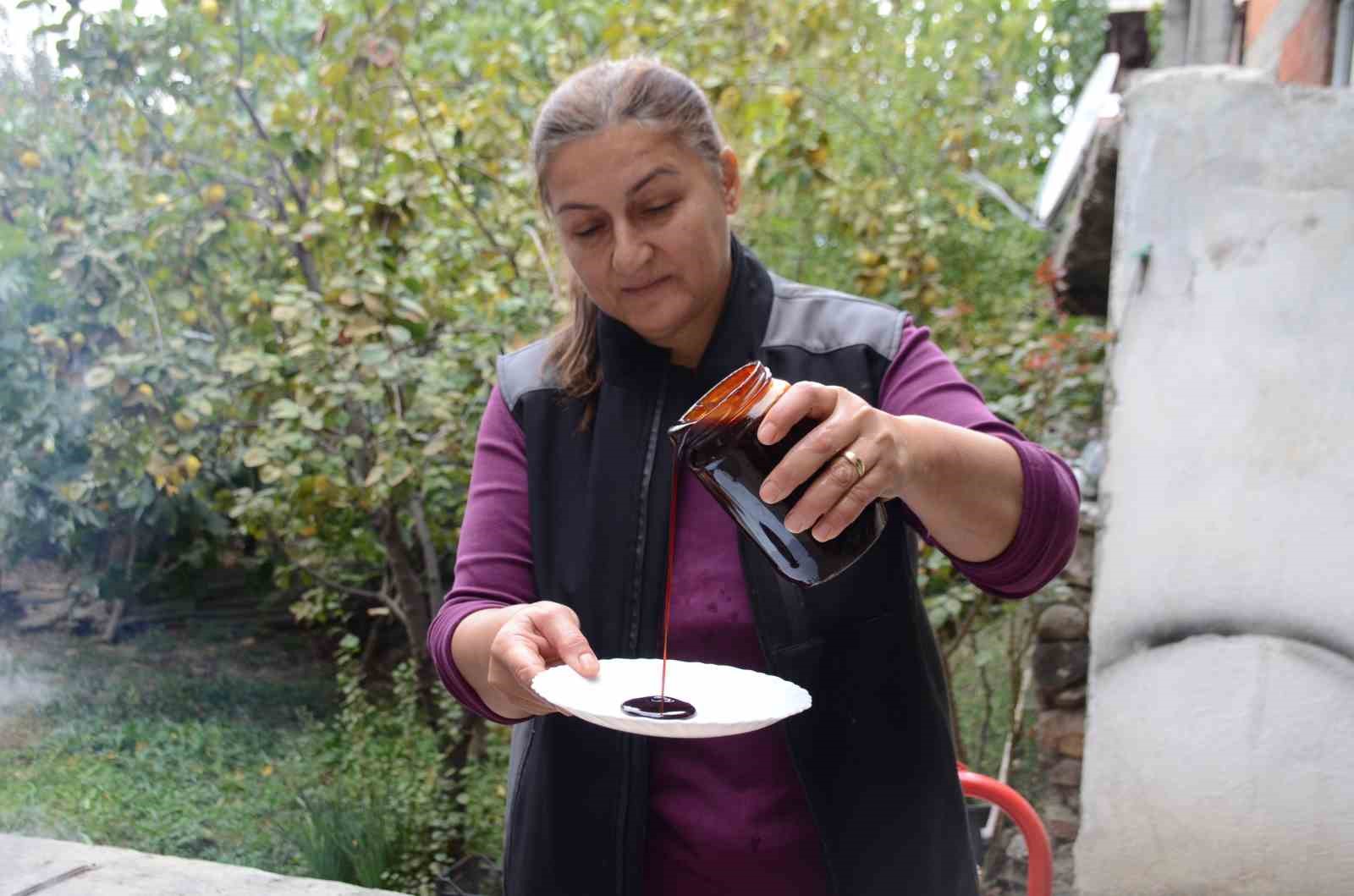 Yarım asırdır aynı yöntemle hurma pekmezi yapıyorlar
