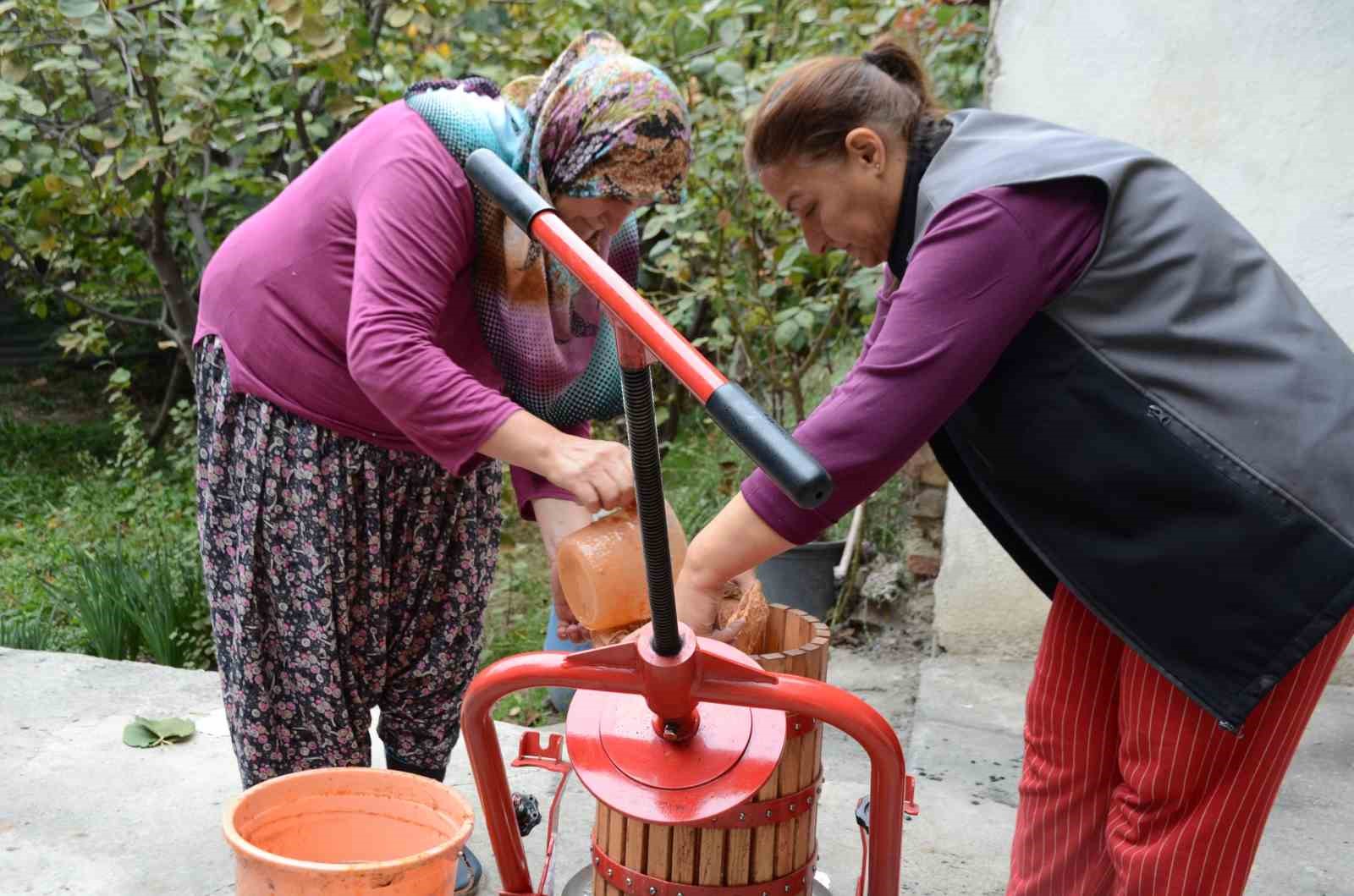 Yarım asırdır aynı yöntemle hurma pekmezi yapıyorlar
