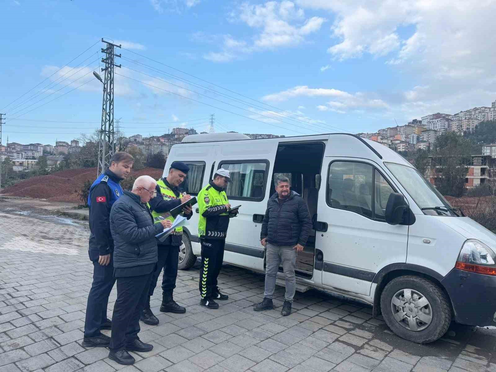 Alaplı’da öğrenci servislerine denetimler aralıksız sürüyor
