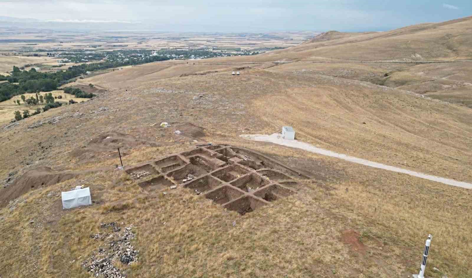 Van’da gerçekleştirilen arkeolojik kazılara Atatürk Üniversitesinden bilimsel katkı
