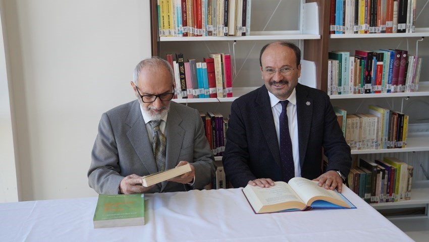 ETÜ Kütüphanesi, Prof. Dr. Turgut Karabey’in kitap bağışı ile akademik mirasını güçlendiriyor
