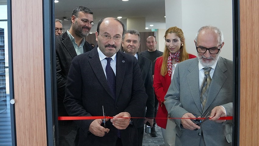 ETÜ Kütüphanesi, Prof. Dr. Turgut Karabey’in kitap bağışı ile akademik mirasını güçlendiriyor
