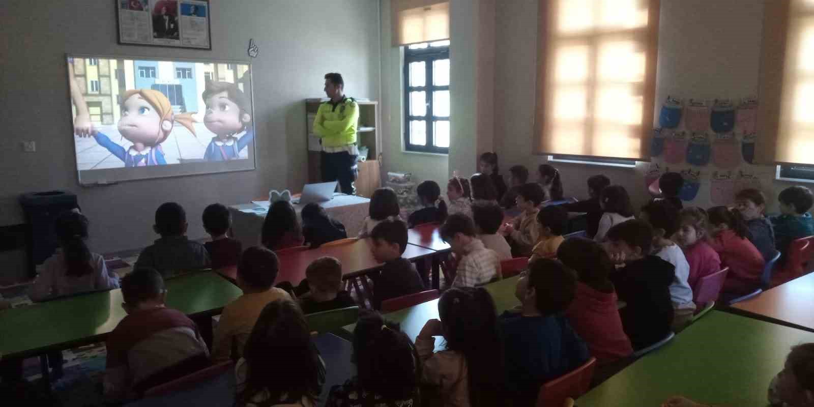 Geleceğin sürücüleri minik öğrencilere trafik eğitimleri verildi
