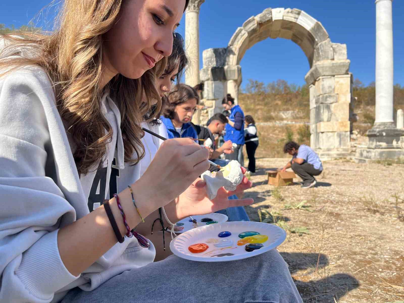 Muğla’da gönüllü gençler Stratonikeia’da sanatla buluştu
