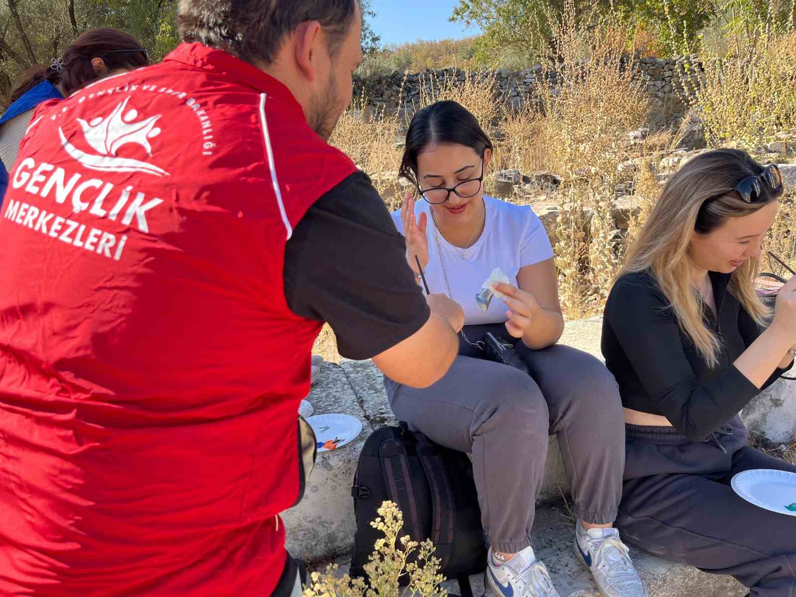 Muğla’da gönüllü gençler Stratonikeia’da sanatla buluştu
