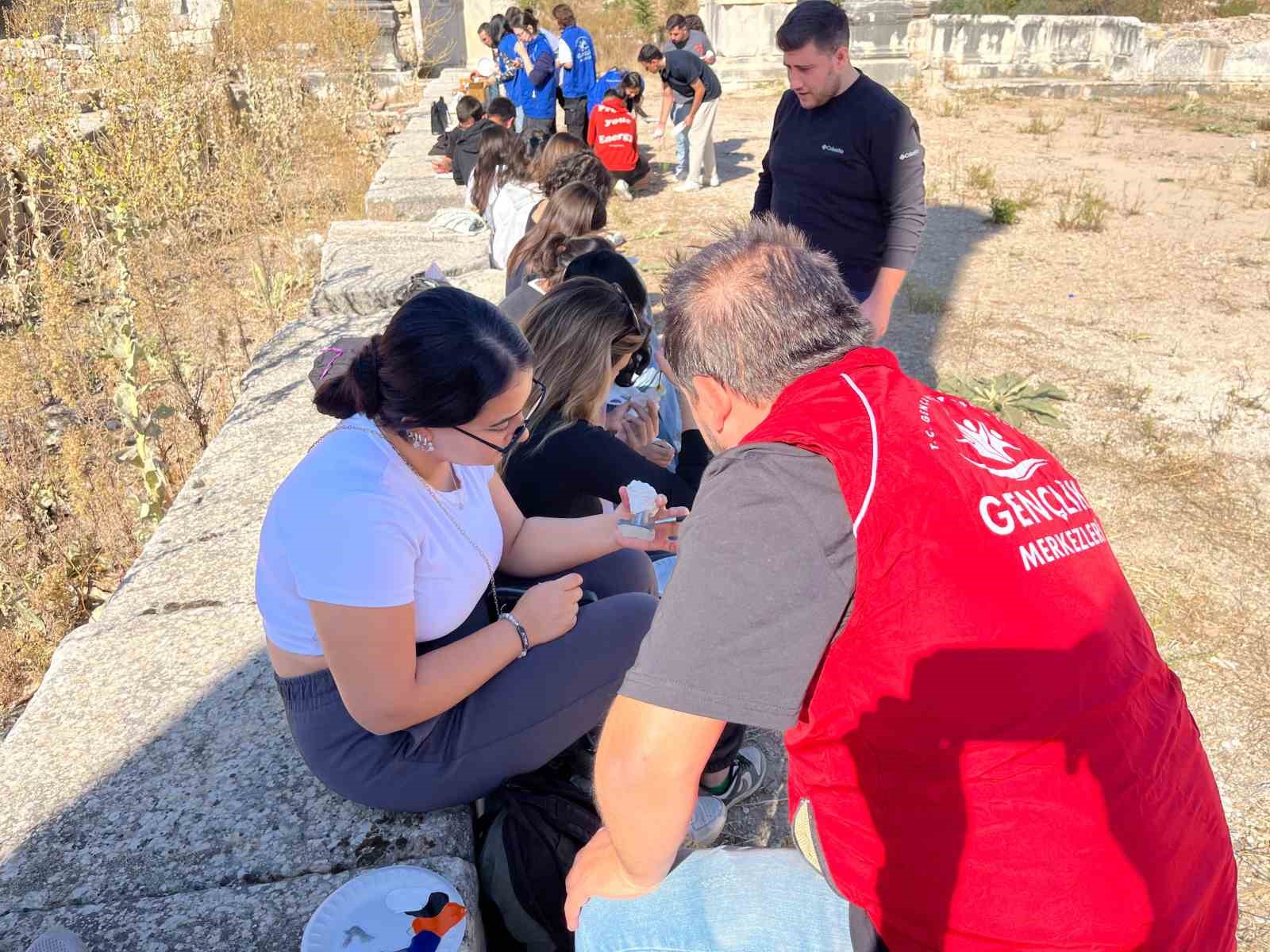 Muğla’da gönüllü gençler Stratonikeia’da sanatla buluştu
