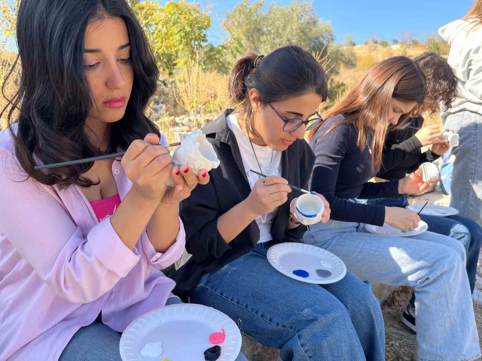 Muğla’da gönüllü gençler Stratonikeia’da sanatla buluştu
