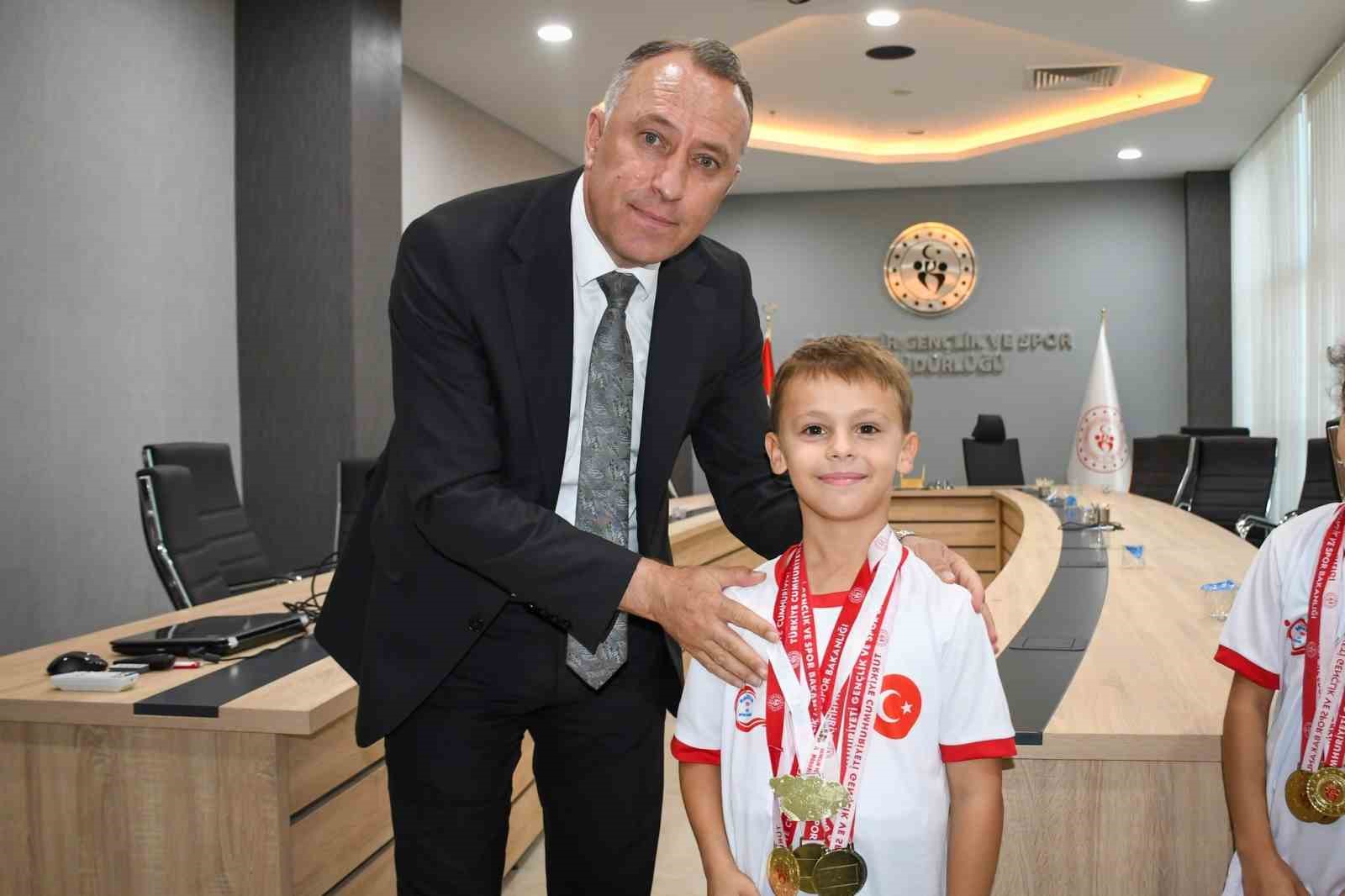 Taekwondo ve Yüzme Sporcuları, Balıkesir’de Ödüllendirildi
