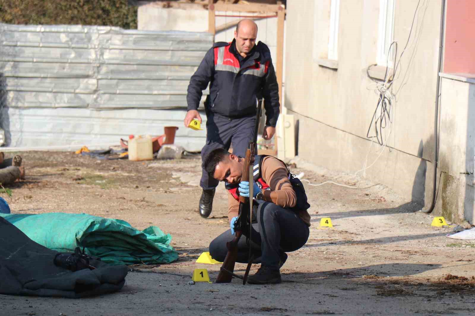 Tavuk yüzünden iki yeğenini tüfekle vurdu
