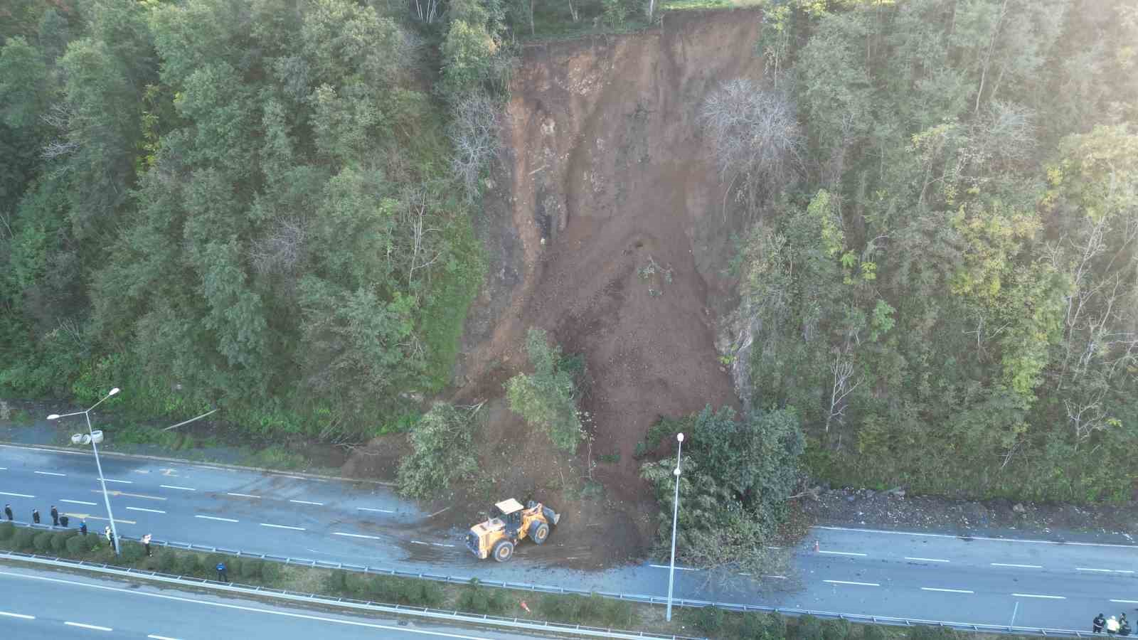 Artvin-Rize karayolu heyelan nedeniyle kapandı, uzun araç kuyrukları oluştu
