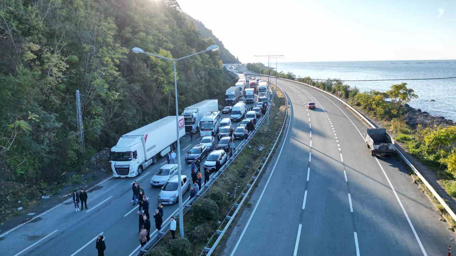 Artvin-Rize karayolu heyelan nedeniyle kapandı, uzun araç kuyrukları oluştu
