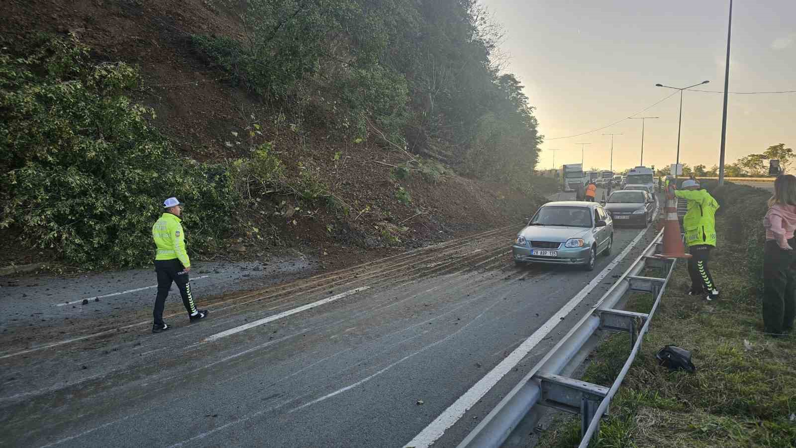 Artvin-Rize karayolu heyelan nedeniyle kapandı, uzun araç kuyrukları oluştu
