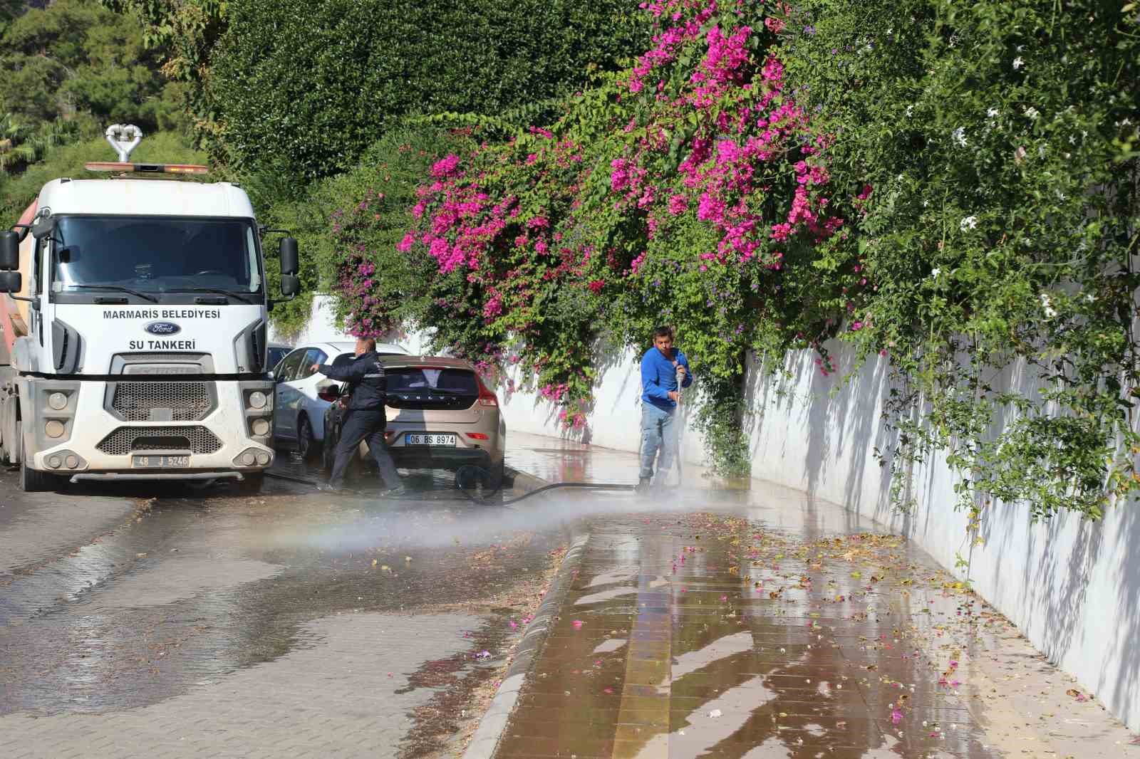 Marmaris’te temizlik çalışmaları sürüyor
