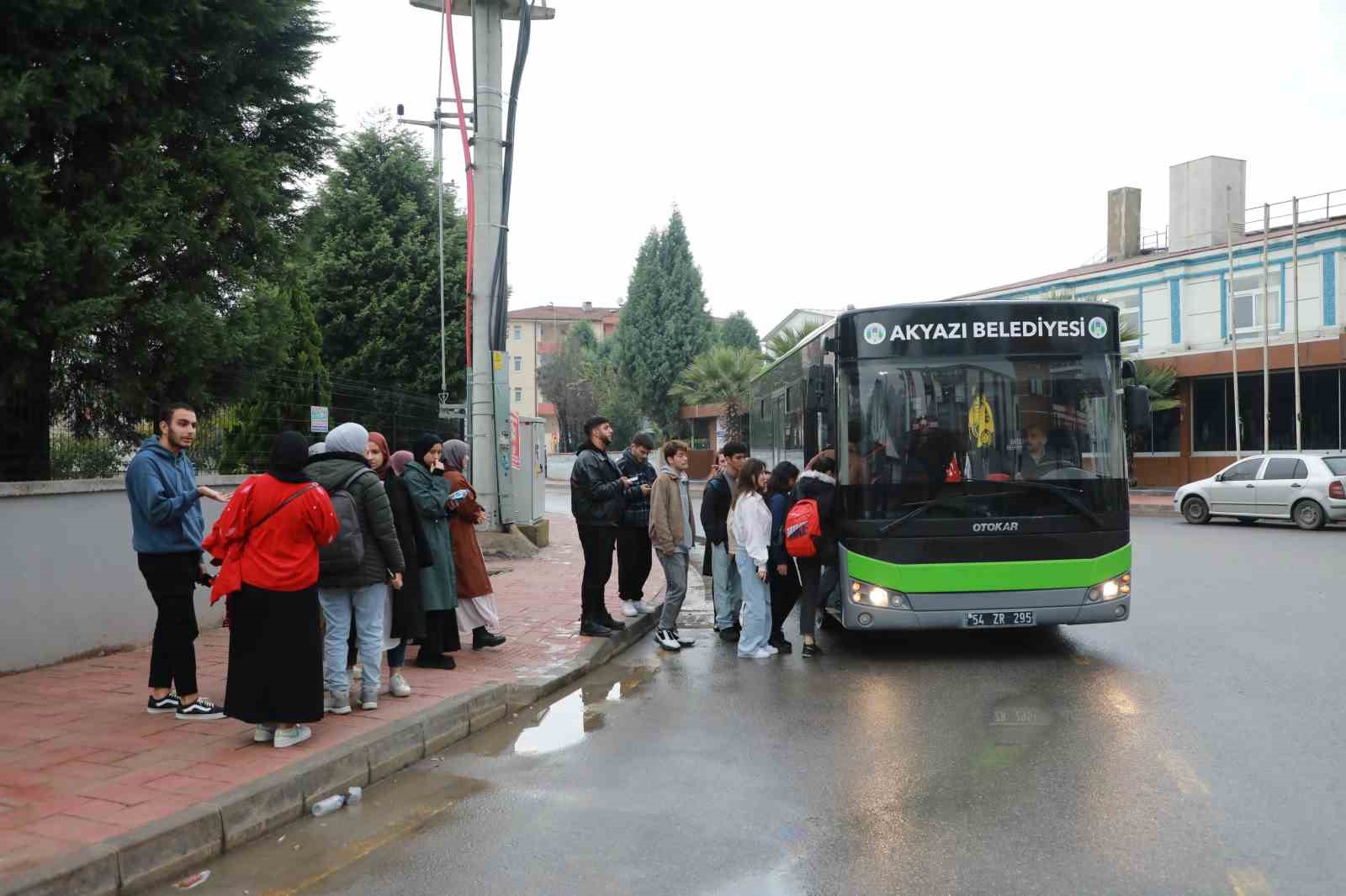 Akyazı’da üniversite öğrencilerine ücretsiz ulaşım başladı
