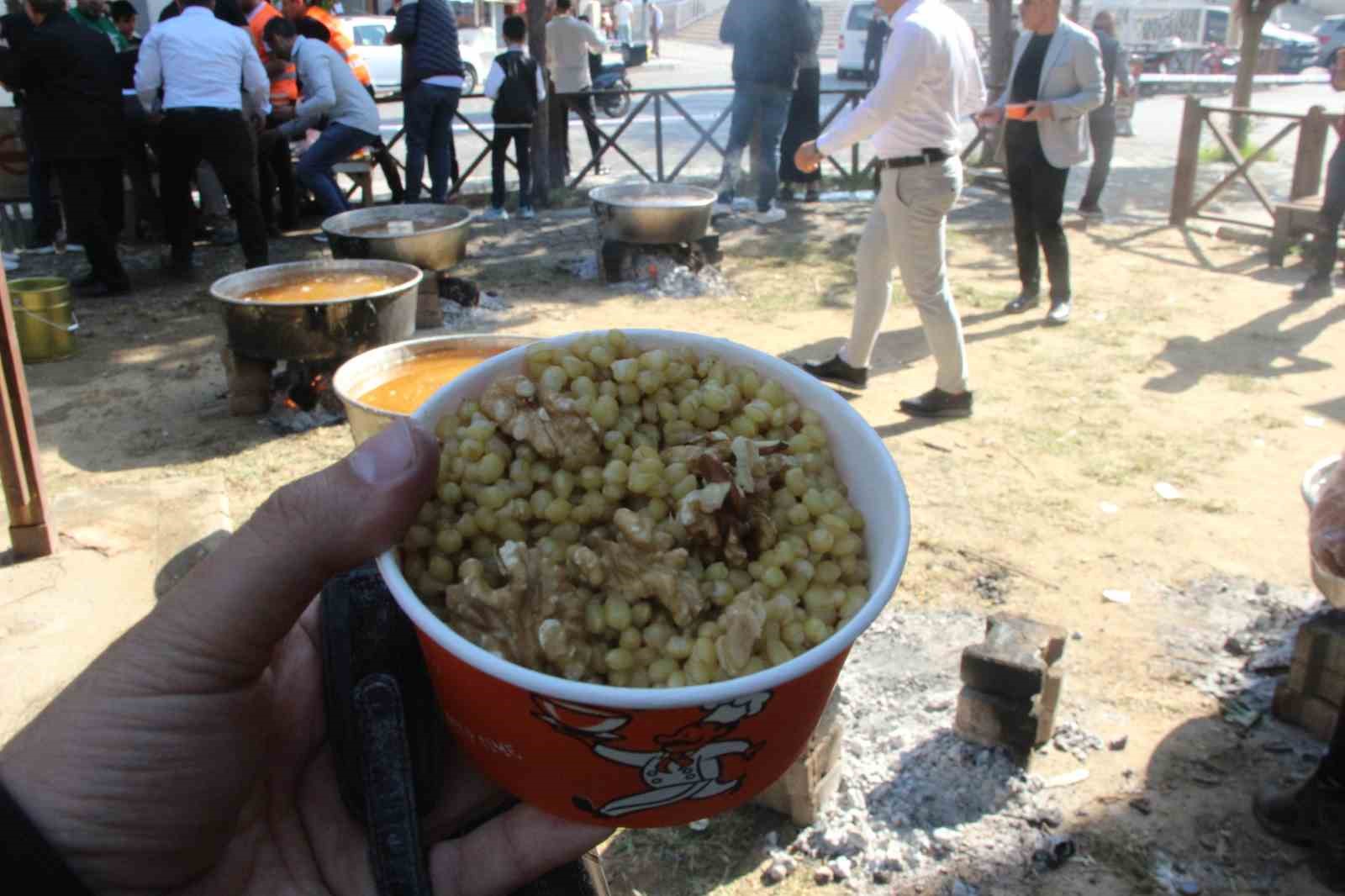 Cizre’de kazanlarda pişirilen buğday vatandaşlara ikram edildi
