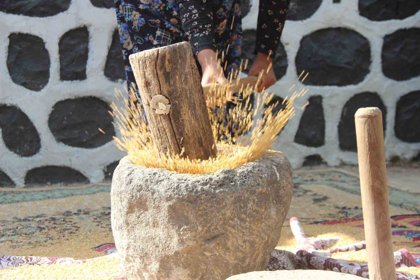 Cizre’de kazanlarda pişirilen buğday vatandaşlara ikram edildi
