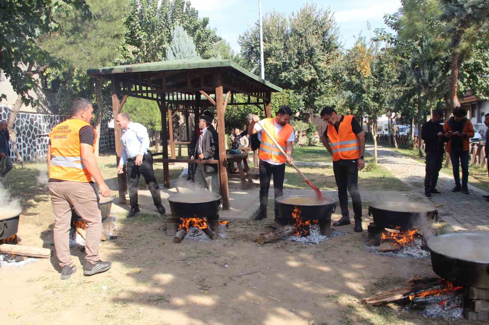 Cizre’de kazanlarda pişirilen buğday vatandaşlara ikram edildi
