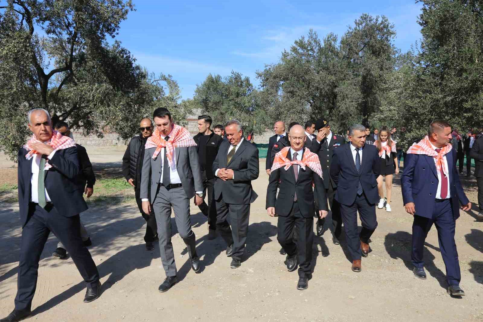 19. Ayvalık Uluslararası Zeytin Hasat Festivali’nde ilk hasat Barbun’un Çiftliği’nde gerçekleşti
