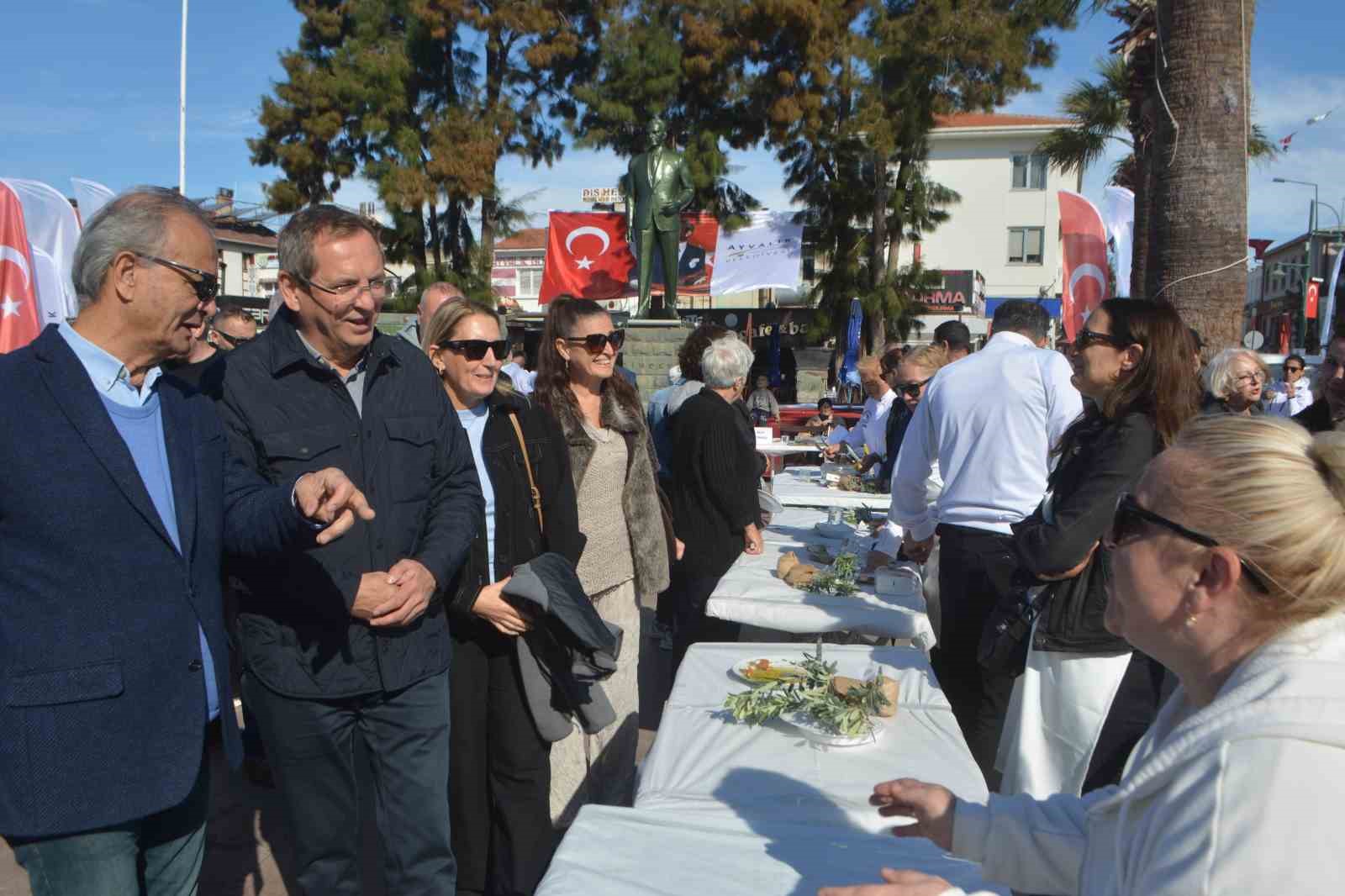 Ayvalık’ta hasat festivalinde düzenlenen zeytinyağlı ev yemekleri yarışmasına ilgi yoğun oldu
