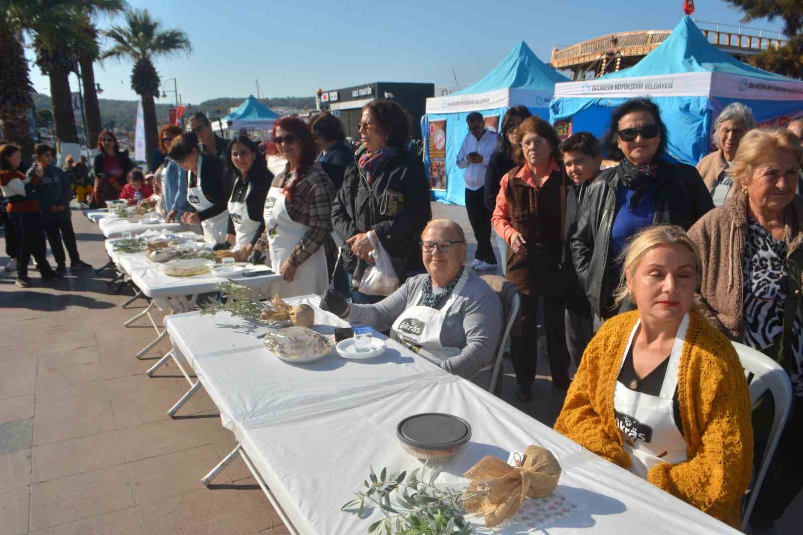 Ayvalık’ta hasat festivalinde düzenlenen zeytinyağlı ev yemekleri yarışmasına ilgi yoğun oldu
