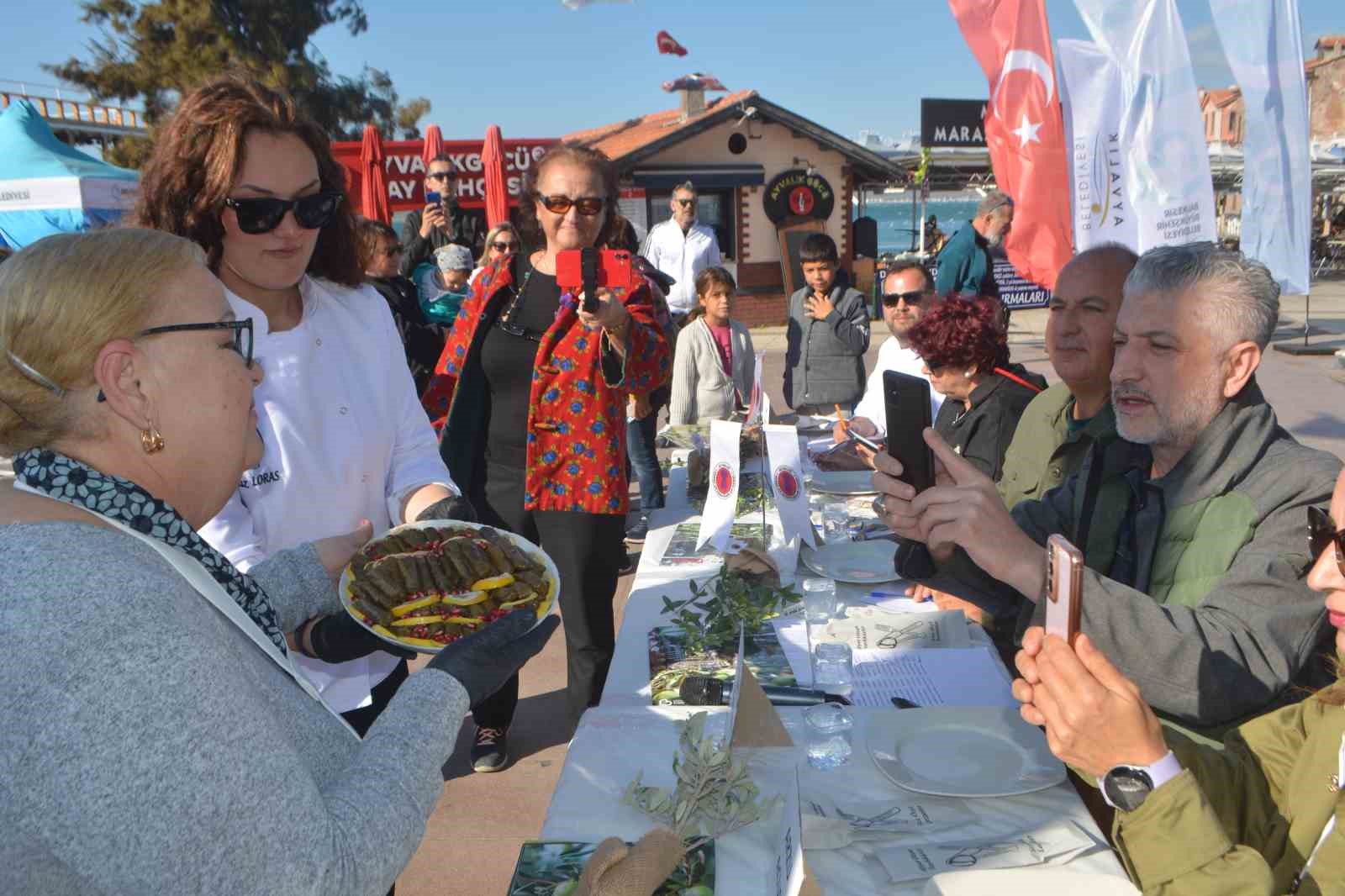 Ayvalık’ta hasat festivalinde düzenlenen zeytinyağlı ev yemekleri yarışmasına ilgi yoğun oldu
