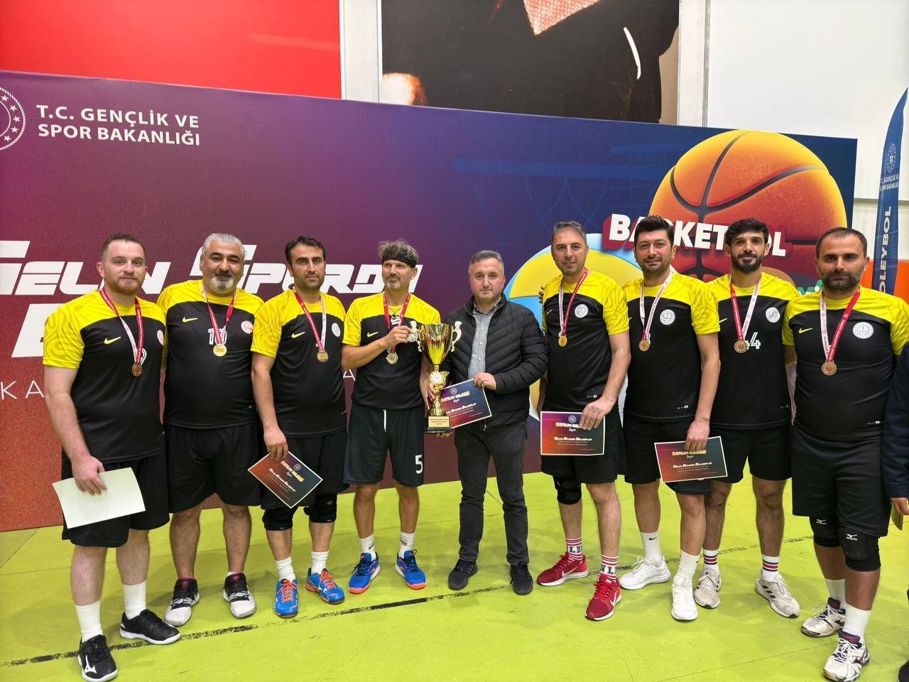 Kayseri İl Milli Eğitim Müdürlüğü voleybol takımlarından büyük başarı
