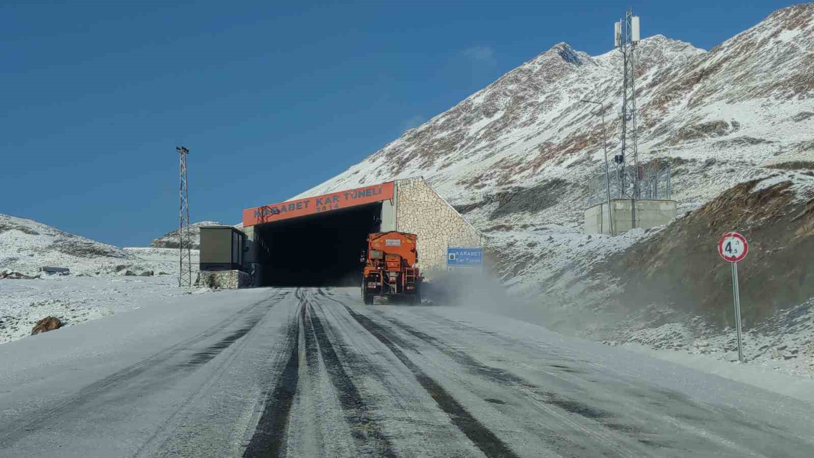 3 bin rakımlı Karabet Geçidi’nde kar mesai erken başladı
