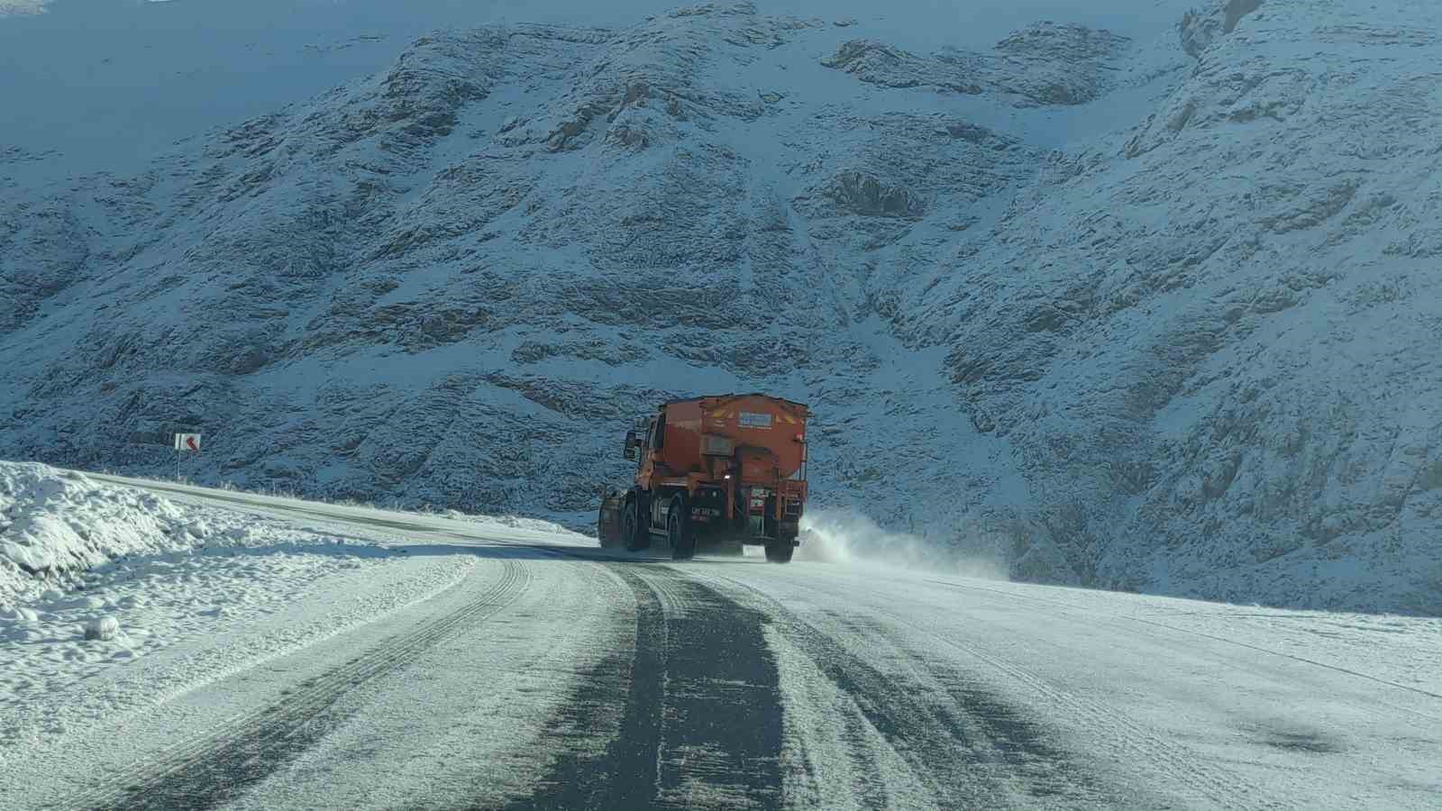 3 bin rakımlı Karabet Geçidi’nde kar mesai erken başladı
