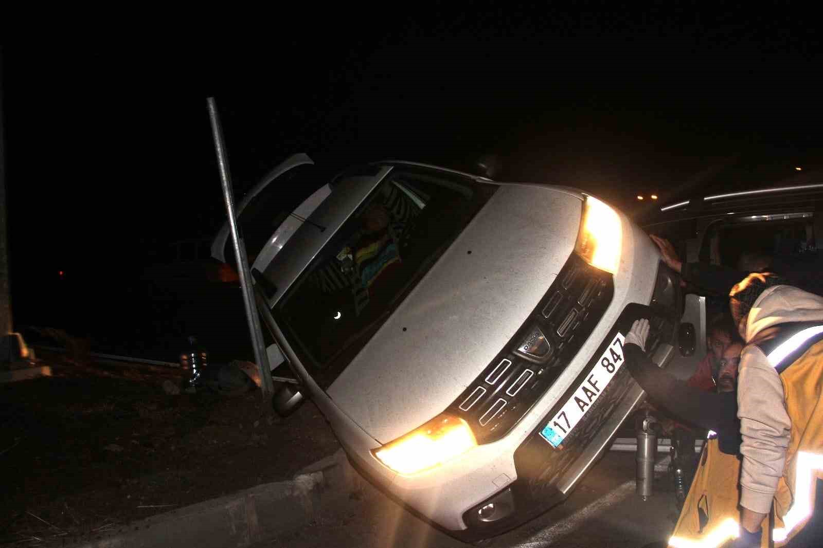 Çanakkale’de iki araç çarpıştı; otomobilde sıkışan kadın ve 4 aylık bebek kazayı yara almadan atlattı
