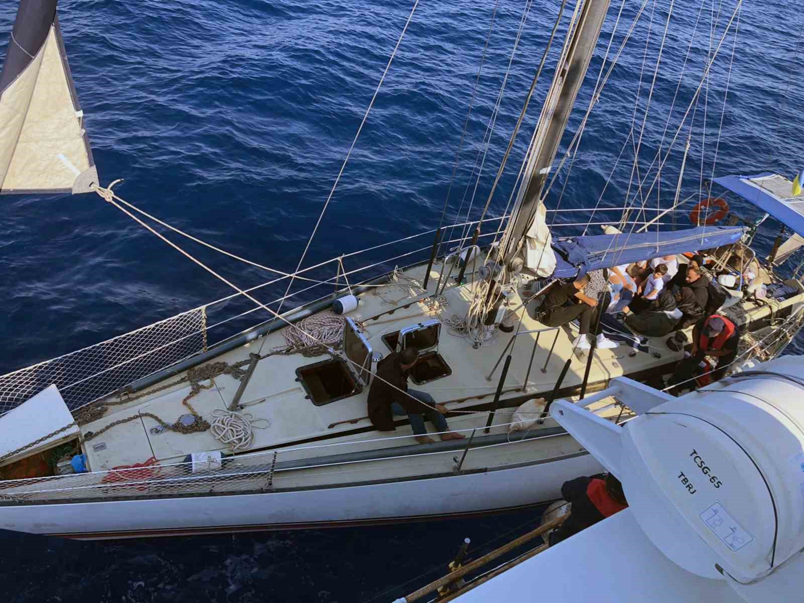 Yelkenli teknede 2 göçmen kaçakçısı ve 45 düzensiz göçmen yakalandı
