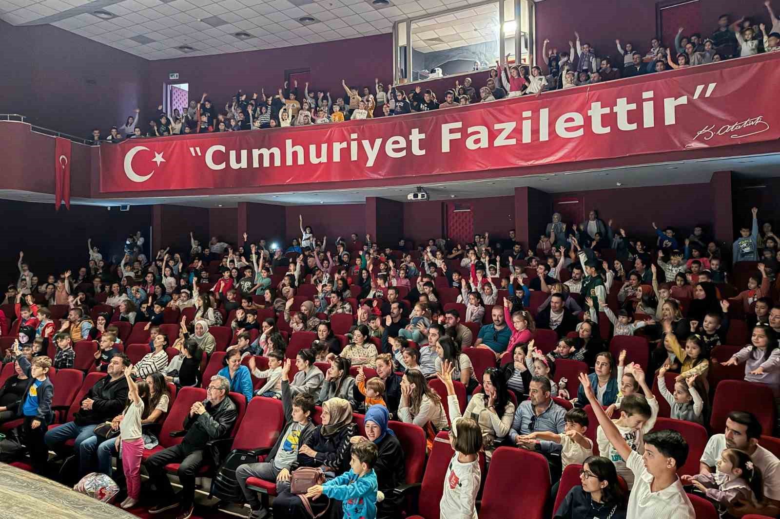 Başkan Yetişkin, Efeler’in çocuklarını tiyatroyla buluşturdu
