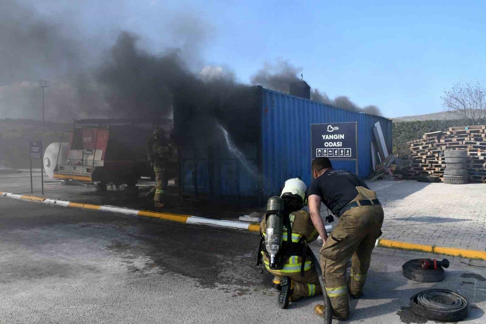 Balıkesir itfaiyesinin eğitim tatbikatı gerçeği aratmadı
