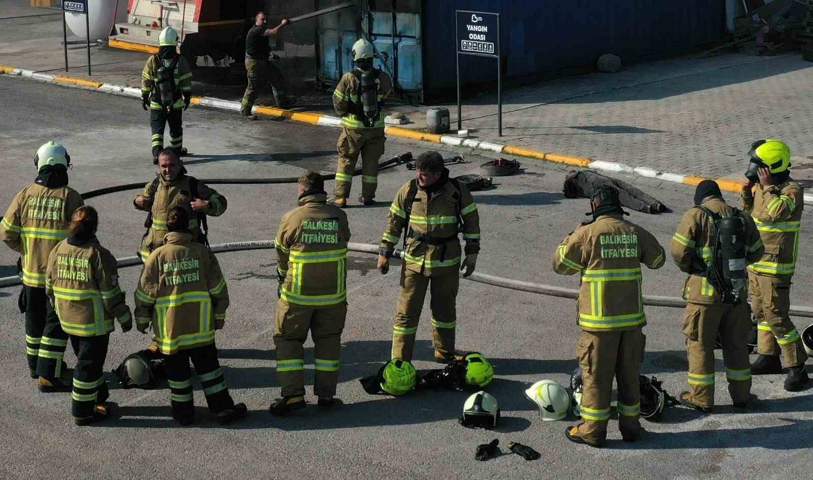 Balıkesir itfaiyesinin eğitim tatbikatı gerçeği aratmadı
