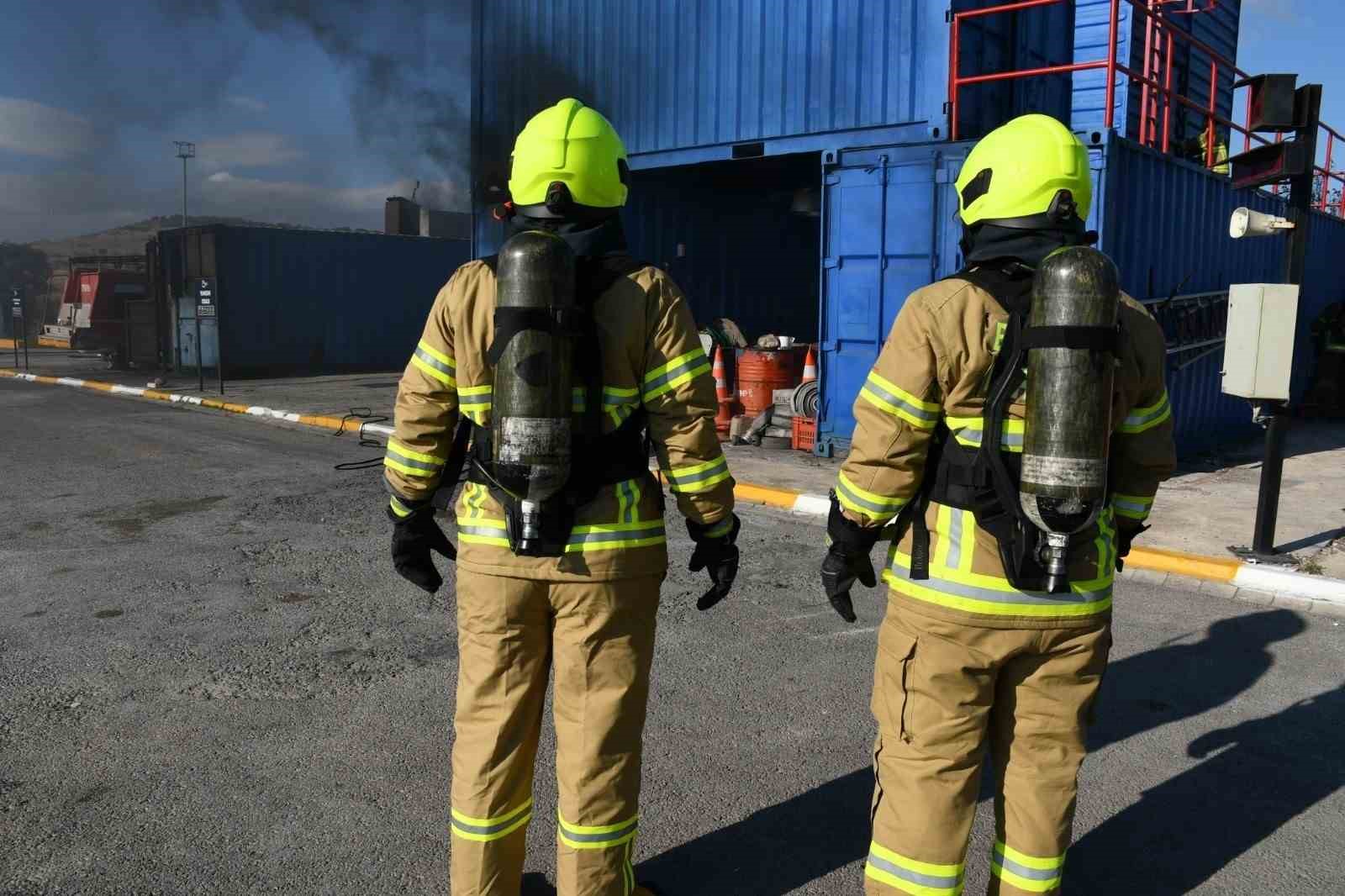 Balıkesir itfaiyesinin eğitim tatbikatı gerçeği aratmadı
