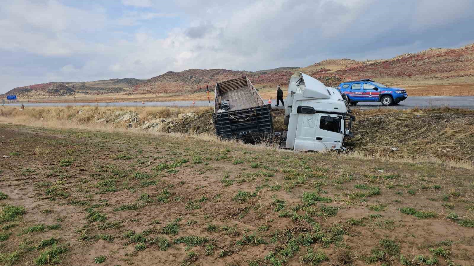 Direksiyon hakimiyeti kaybedilen tır yoldan çıktı
