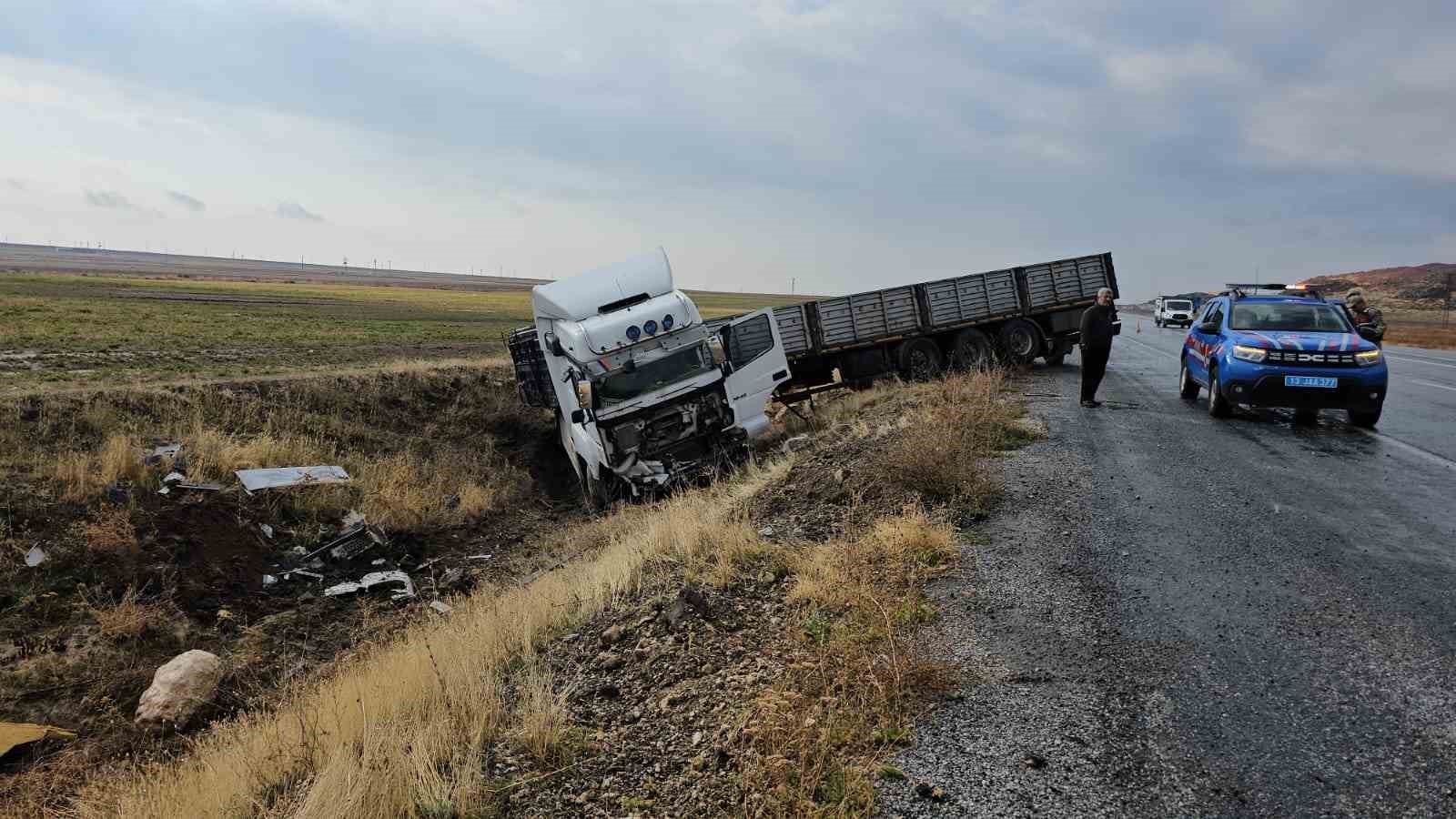 Direksiyon hakimiyeti kaybedilen tır yoldan çıktı
