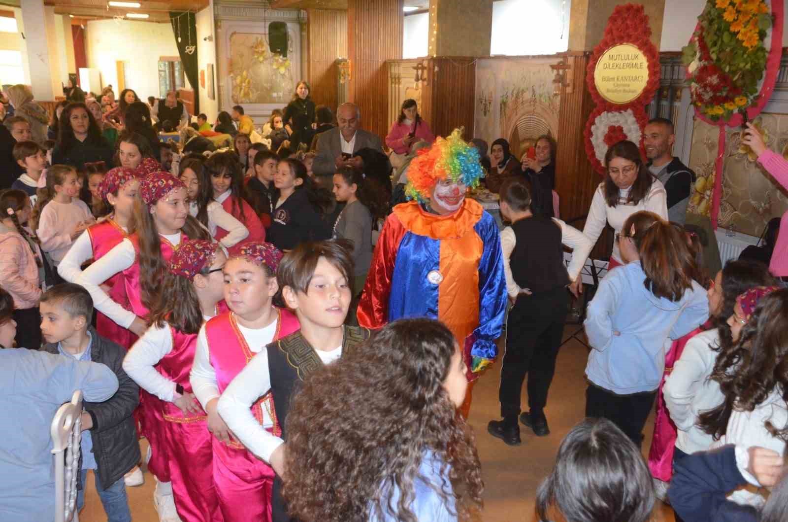 Okul yararına düzenlenen kahvaltıya yoğun ilgi
