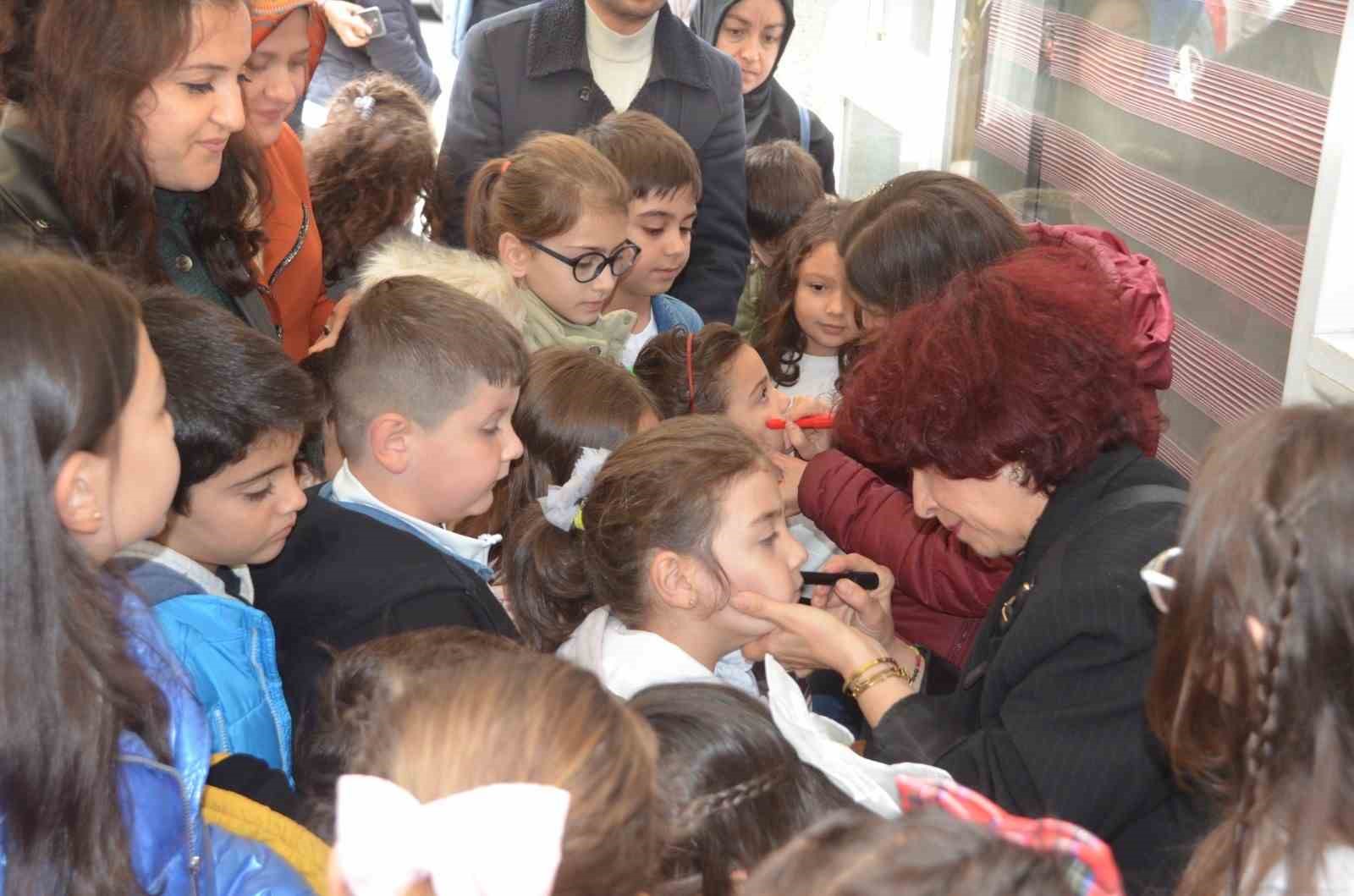 Okul yararına düzenlenen kahvaltıya yoğun ilgi
