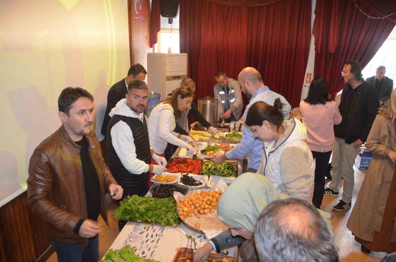 Okul yararına düzenlenen kahvaltıya yoğun ilgi
