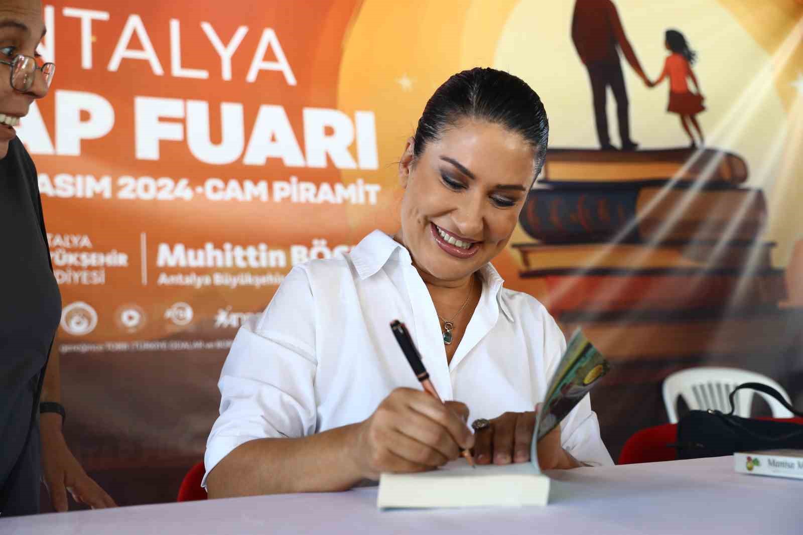 Antalya Kitap Fuarı’nı 1 milyon 56 bin kişi ziyaret etti
