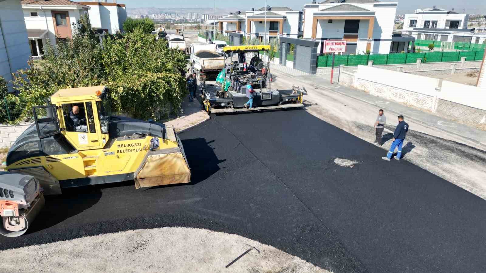 Erenköy mahallesinde asfalt ve çevre düzenleme çalışması gerçekleştirildi
