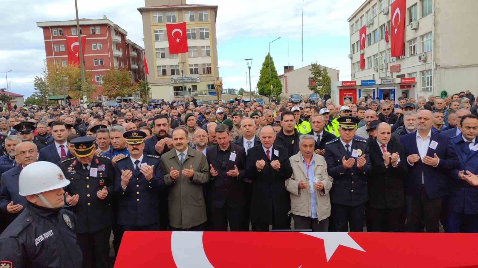 Trafik kazasında şehit olan polis memuru son yolculuğuna uğurlandı
