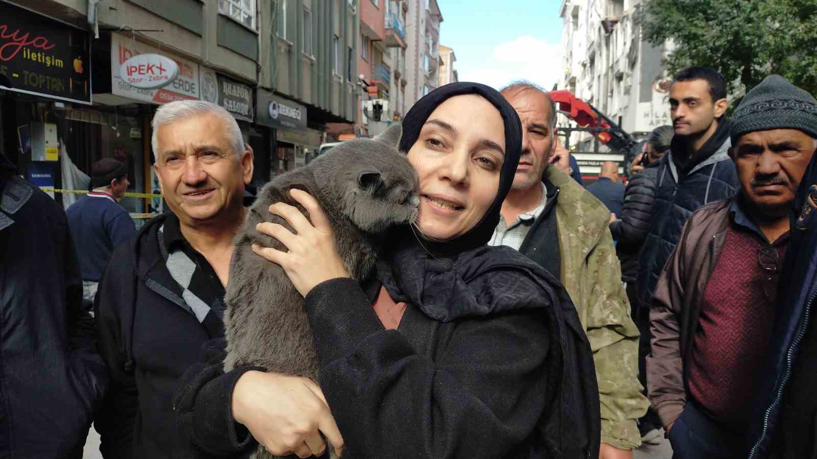 Çorum’daki doğal gaz patlaması sebebiyle evde mahsur kalan kedisine 1 gün sonra kavuşabildi
