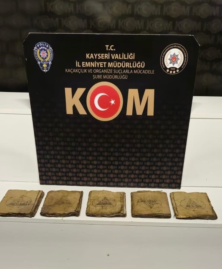 Kayseri’de lahit mezar ve Aramice yazılmış el yazması kitaplar ele geçirildi
