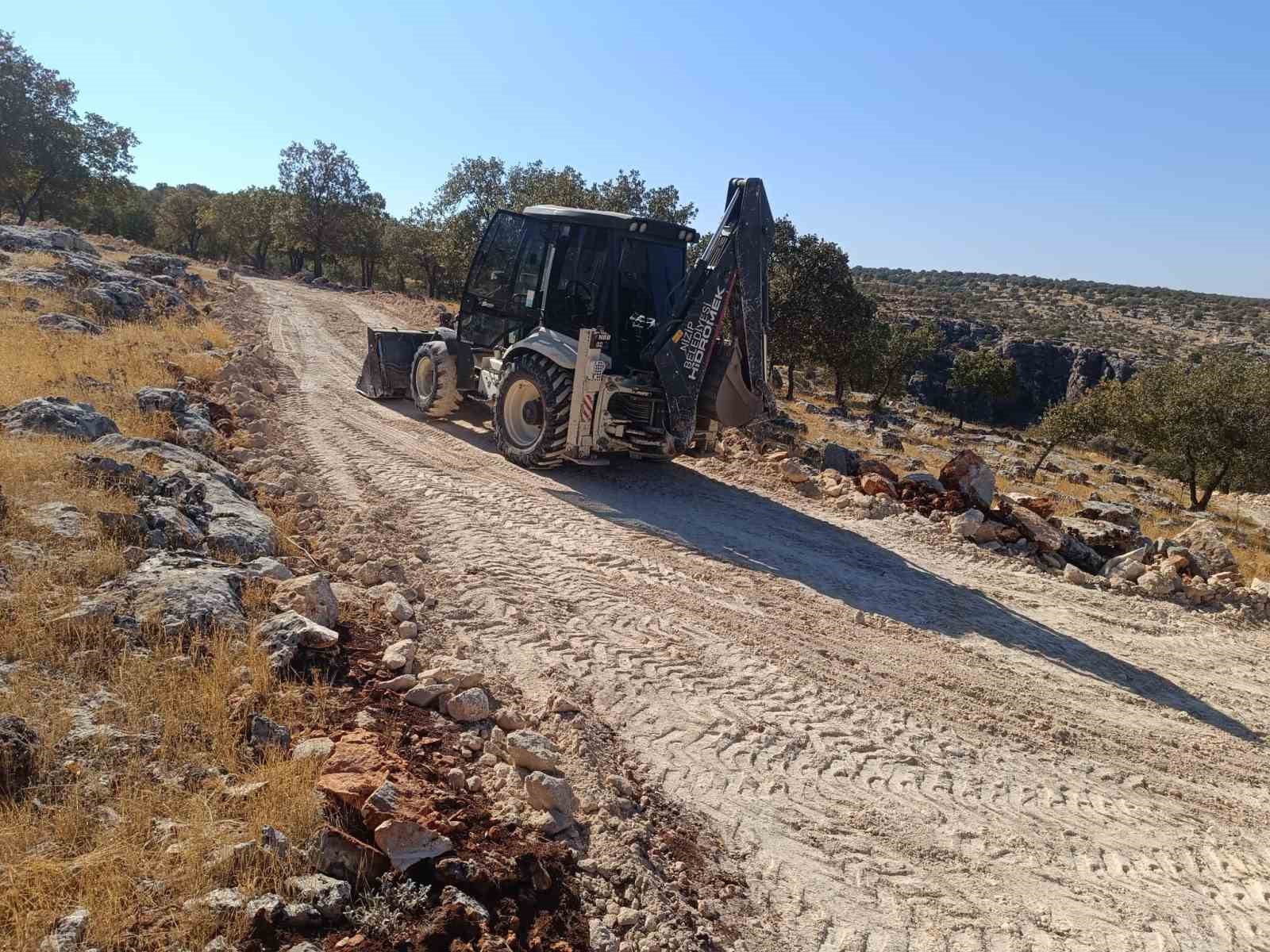 Nizip Belediyesi, kırsal mahallelerdeki yolları düzenliyor
