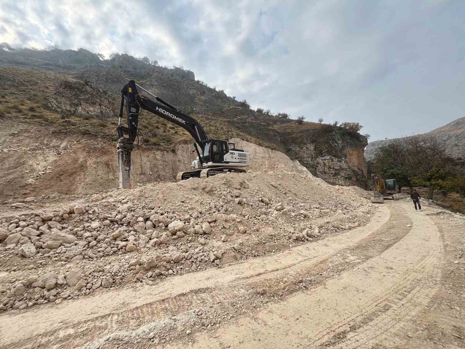 Nizip Belediyesi, kırsal mahallelerdeki yolları düzenliyor
