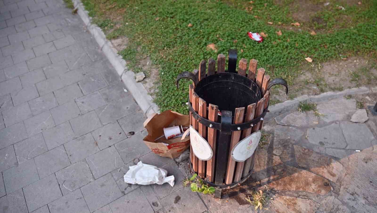 Akşam temizleniyor sabah yine aynı manzara
