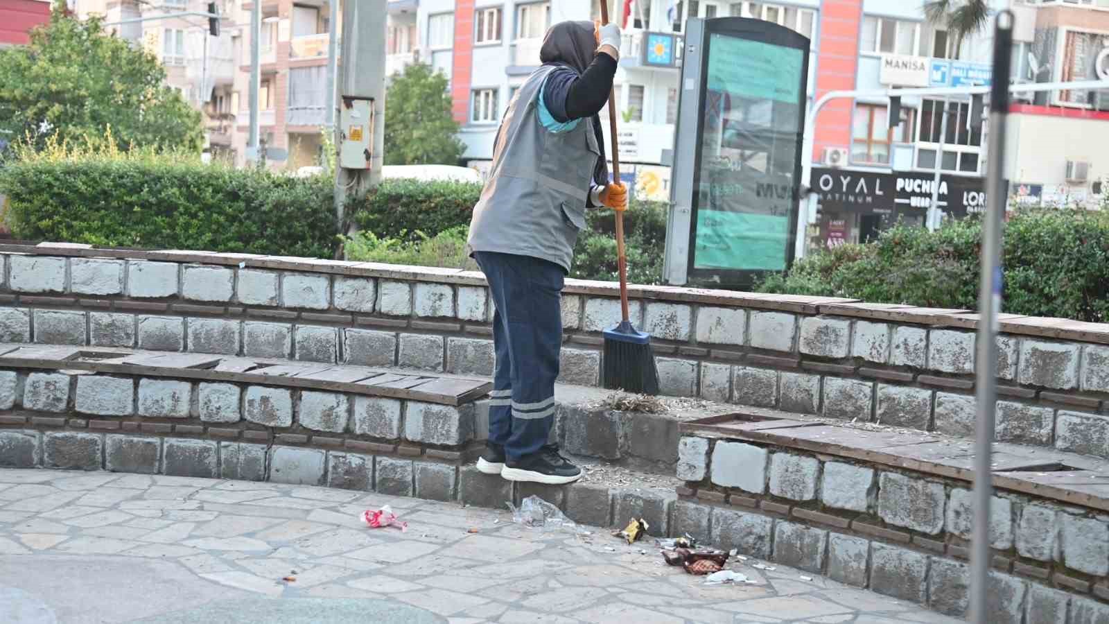 Akşam temizleniyor sabah yine aynı manzara
