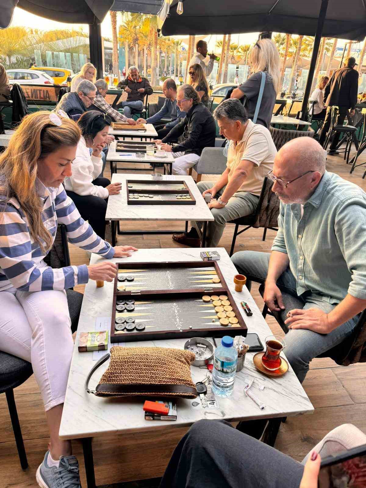 Kuşadası’nda Geleneksel Altın Zar Tavla Şampiyonası düzenlendi
