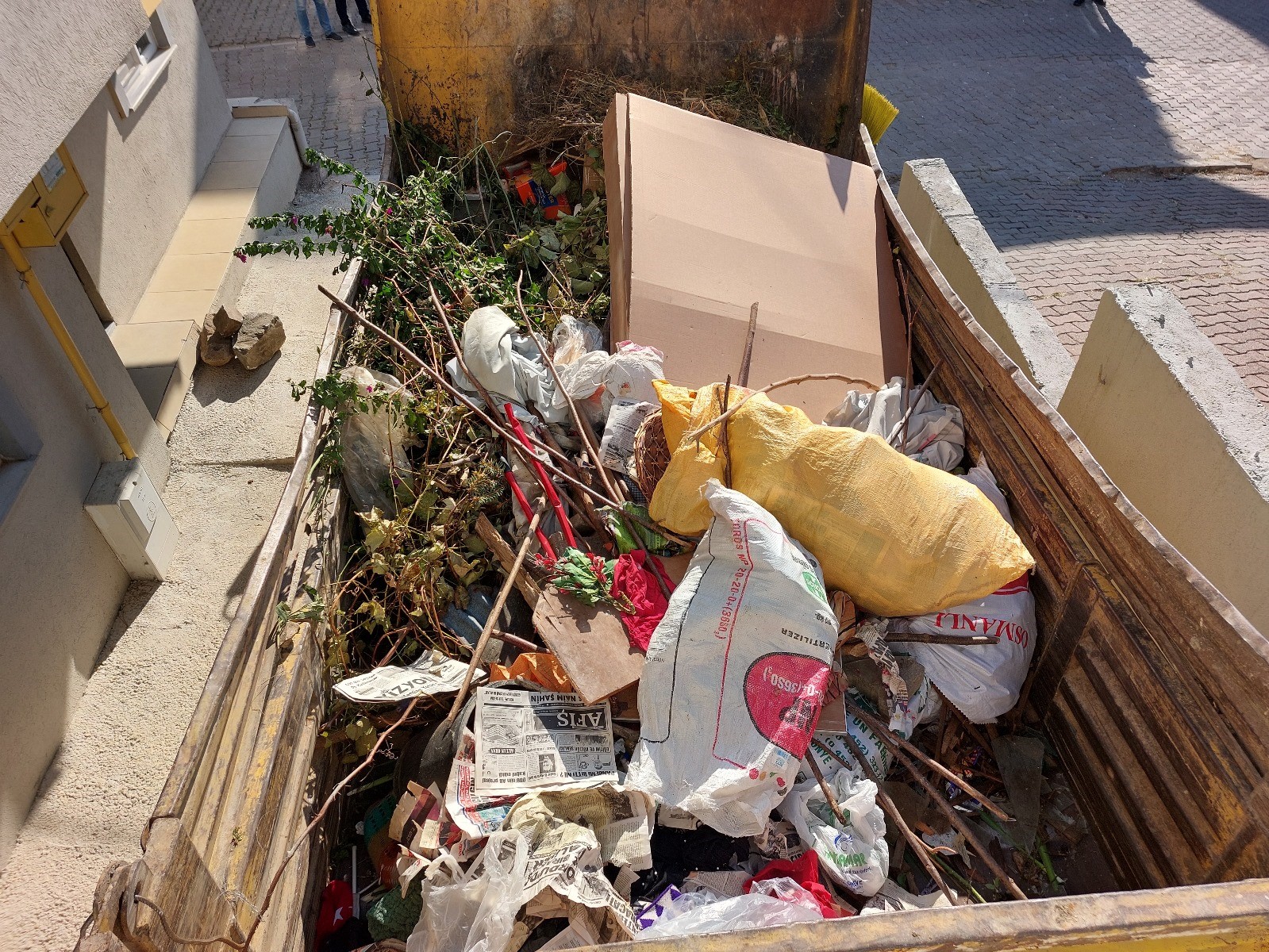 Ordu’da çöp yığınına dönen ev boşaltıldı
